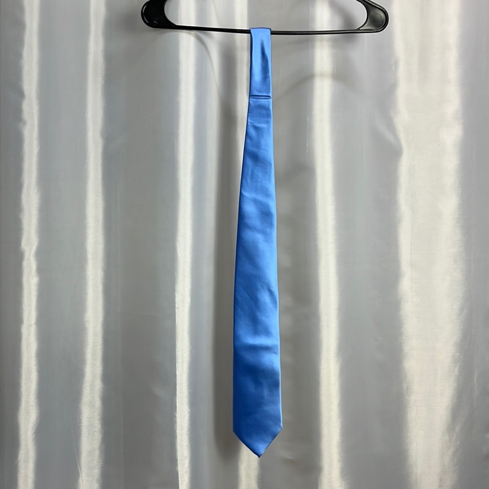 Geoffrey Beene men’s tie.  1555